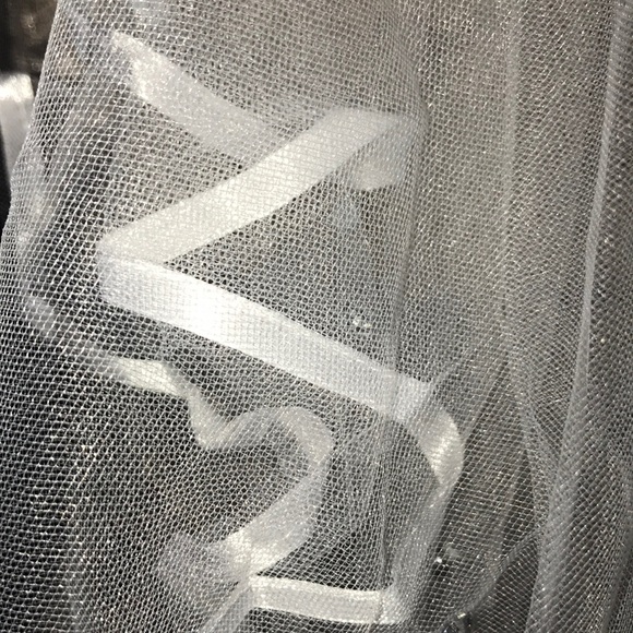 Beautiful 2T embellished with pearls veil - Picture 6 of 8